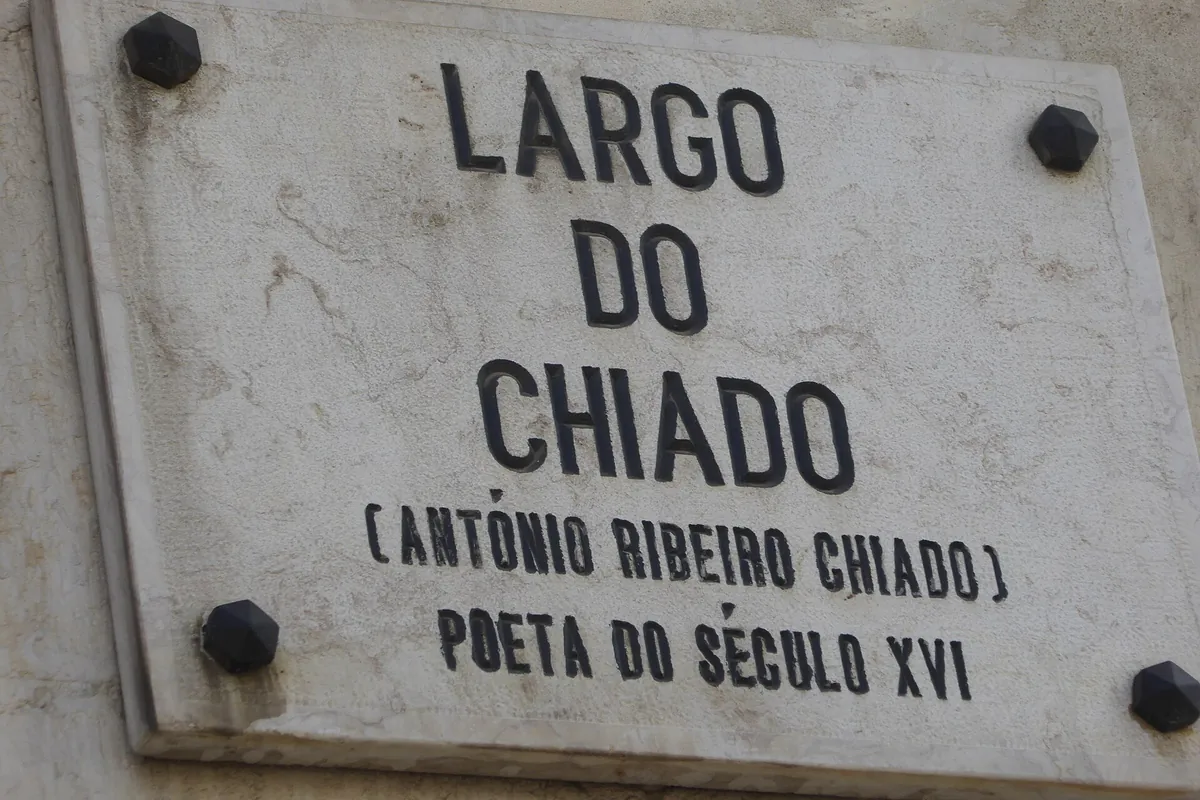 Marmurowa tabliczka z nazwą ulicy: Largo do Chiado, António Ribeiro Chiado, poeta do século XVI.
